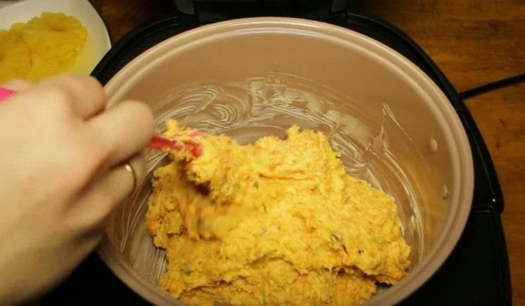 Wir verteilen den Teig in der Schüssel und nivellieren ihn.