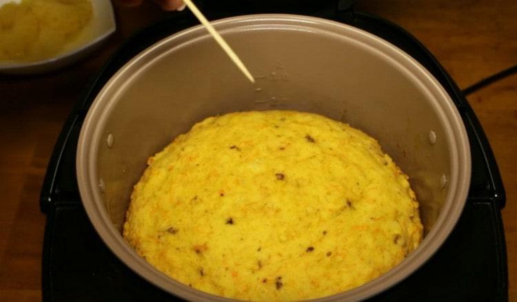 Überprüfen Sie die Tortenreife mit einem Zahnstocher.