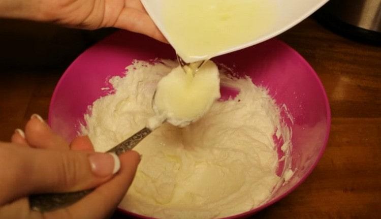 Etwas Ananassirup in die Sahne geben.