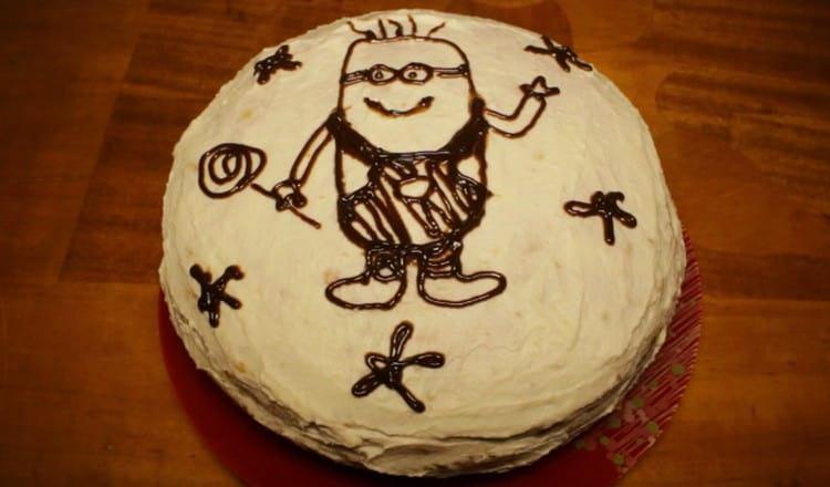 Der im Multikocher gekochte Karottenkuchen kann mit Schokolade dekoriert werden.