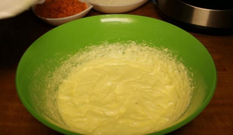 Fügen Sie Öl der Eimasse hinzu und schlagen Sie wieder.