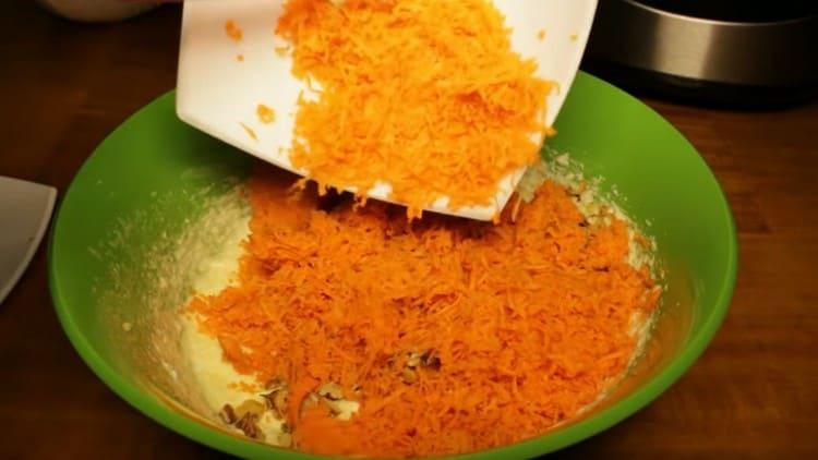 Fügen Sie Nüsse und Karotten dem freien Raum hinzu.