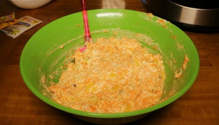 Wir fügen auch Ananas hinzu und mischen die ganze Masse.