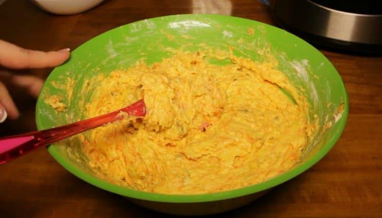 Fügen Sie alles Mehl hinzu und mischen Sie den Teig, bis er glatt ist.