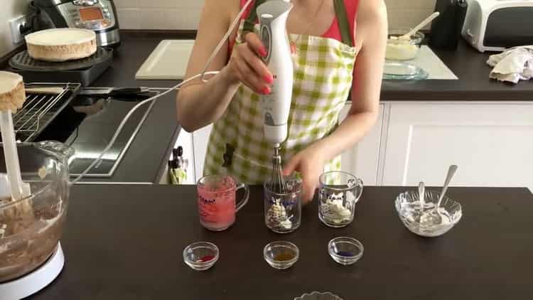 For at forberede en Kiev-kage derhjemme: forbered en flerfarvet creme