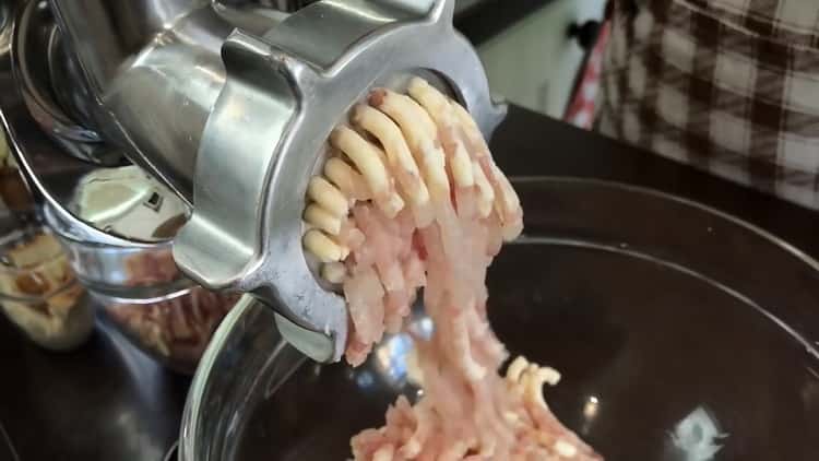 Pregătiți carne tocată pentru tăieturi