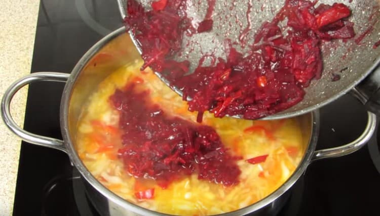 Adăugați sfecla la viitorul borș.