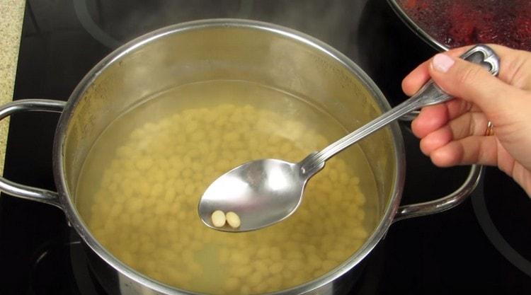 Fasolea este prima gătită.