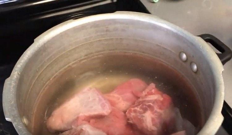 Nous mettons le bouillon de boeuf à cuire.