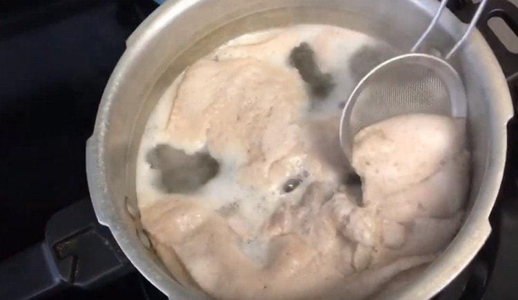 Après ébullition, assurez-vous de retirer la mousse du bouillon.