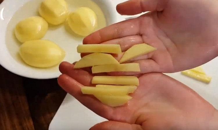 Aici tăiem cartofii cu astfel de bețișoare.