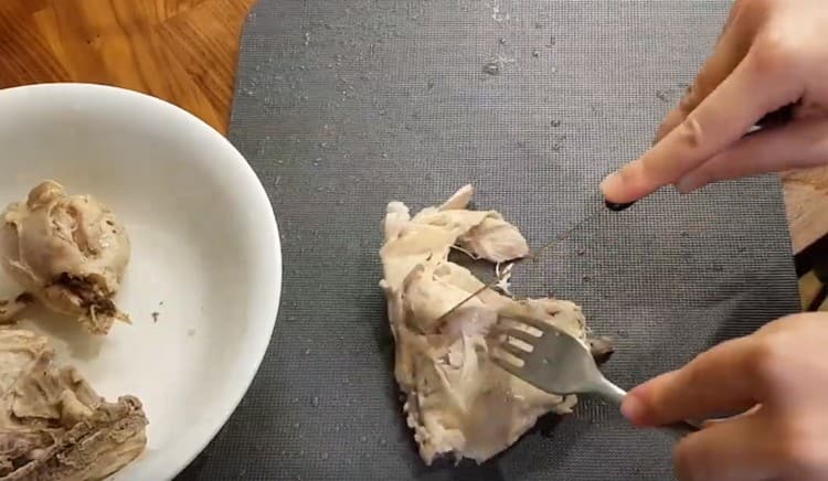 Scoatem carnea din tigaie și ne despărțim de oase.