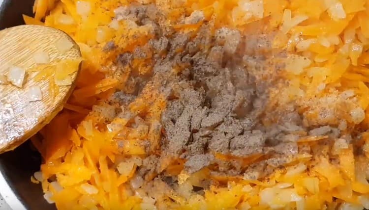 Ceapa se prajeste cu morcovii, se adauga condimente.