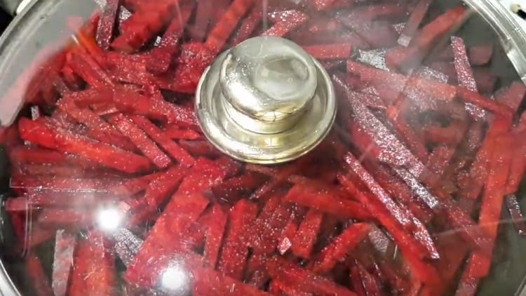 Taiem sfecla cu cubulete si le punem la prajit.