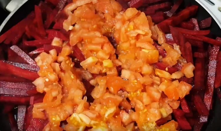 Adăugați roșiile în sfeclă și fierbeți împreună.