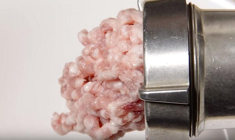 Нарязваме месото на парчета и минаваме през месомелачка.