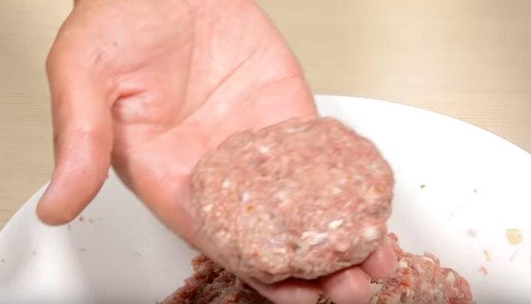 Оформяме котлети.