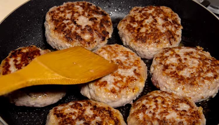 Запържете продуктите от двете страни в добре загрят тиган.