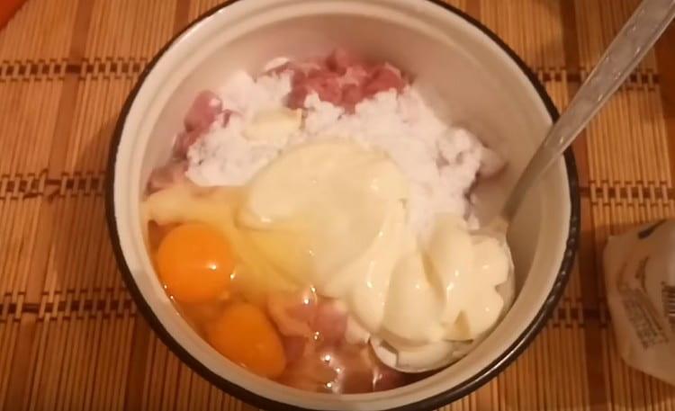 Adăugați în carne amidon, sare, piper și ouă.