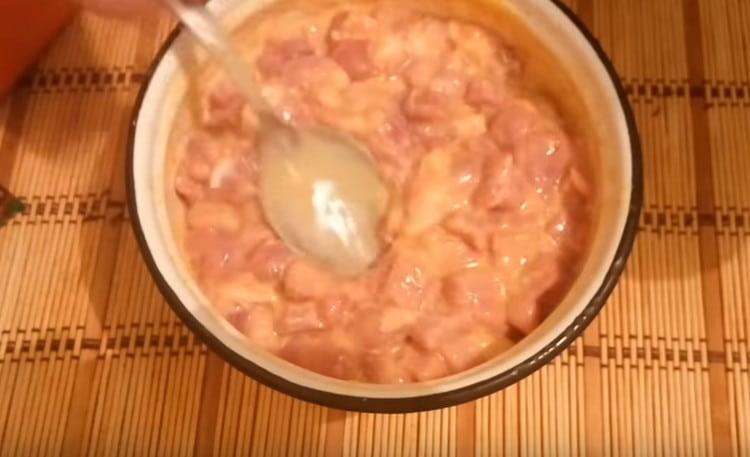 Adăugați maioneză și amestecați carnea tocată, trimiteți-o la frigider.