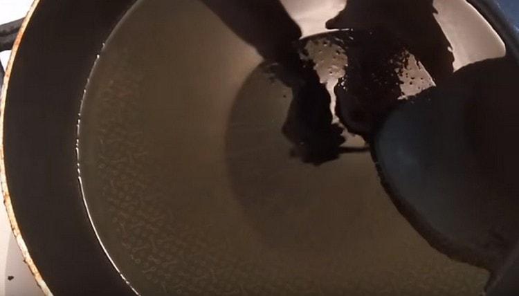 Încălziți tigaia cu ulei vegetal.