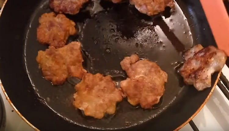 Se prăjesc tăieturile de porc tocate pe ambele părți.