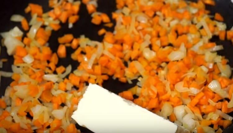 Fügen Sie ein Stück Butter zum Braten hinzu.