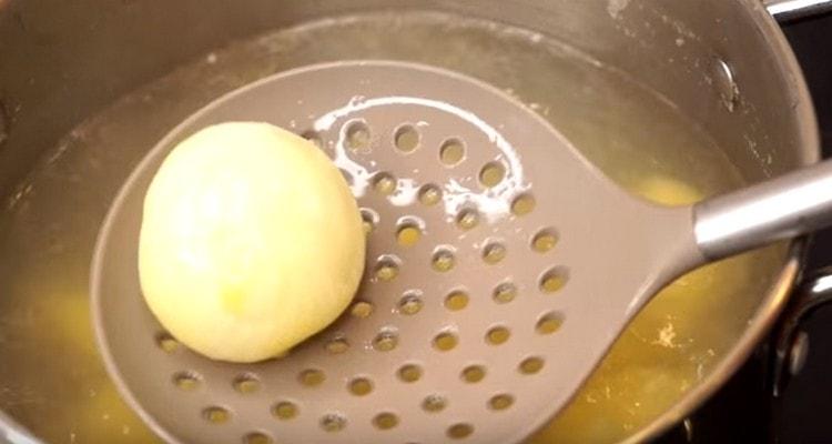 Wir entfernen auch Kartoffeln und Zwiebeln aus der Pfanne.