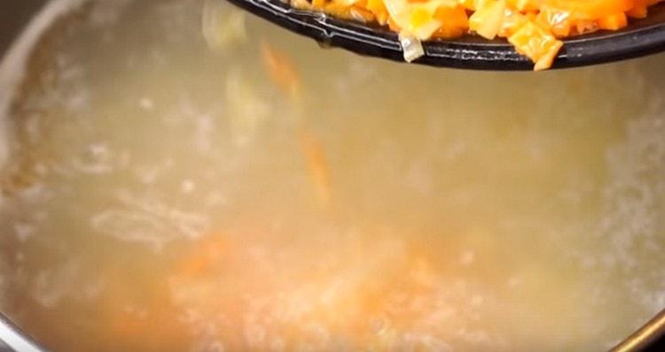 Wir schieben das Braten in die Suppe.