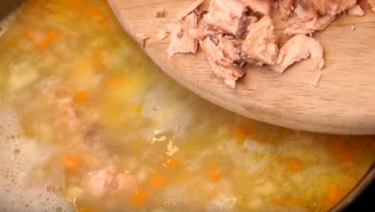 Fügen Sie Fisch und Kartoffelpüree hinzu.