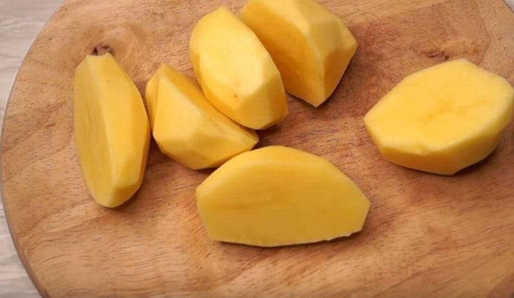 3 Kartoffeln schälen und halbieren.
