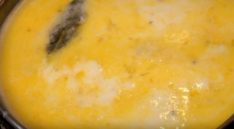 Lorbeerblatt hinzufügen und die Suppe kochen lassen.