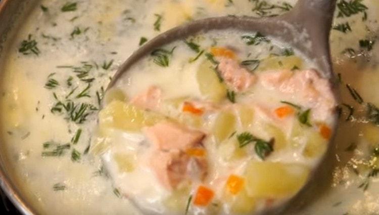 Fein gehackter Dill kann zum fertigen Gericht hinzugefügt werden.