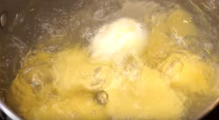 Brühe zum Kochen bringen.