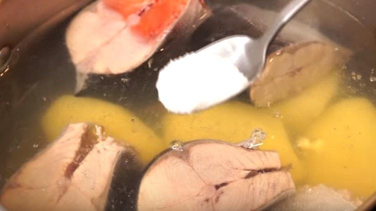 Salz in die Brühe geben.