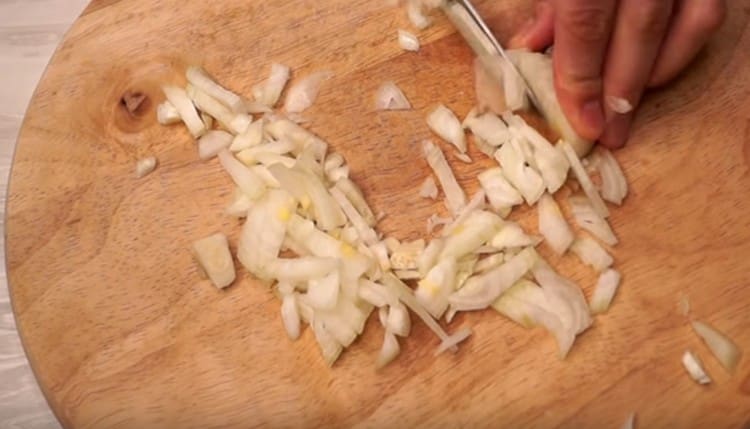 Mahlen Sie eine andere Zwiebel.