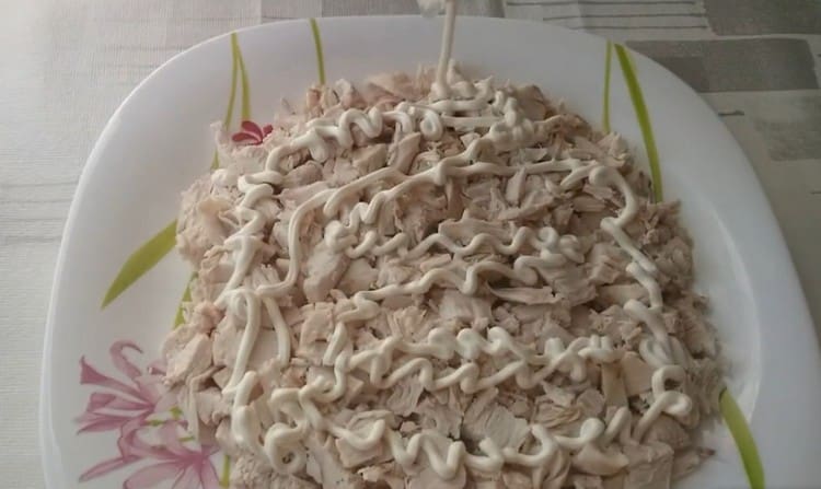 Facem o plasă de maioneză pe acest strat de salată.