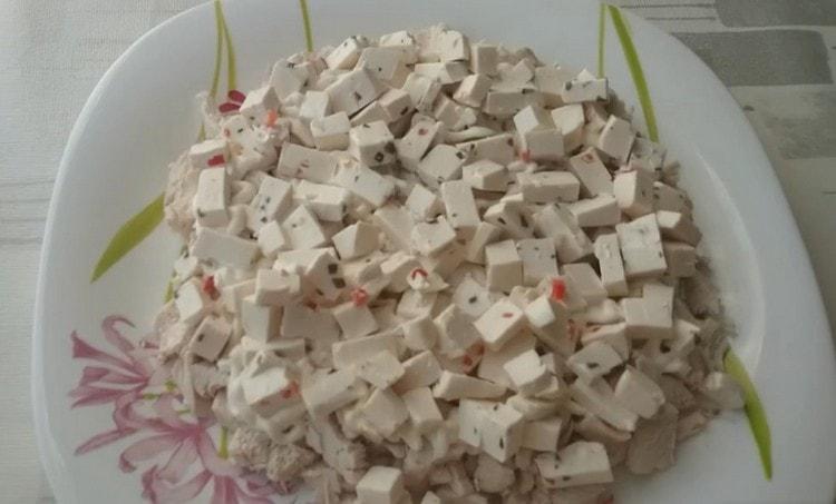 puneți un strat de brânză pe pui.