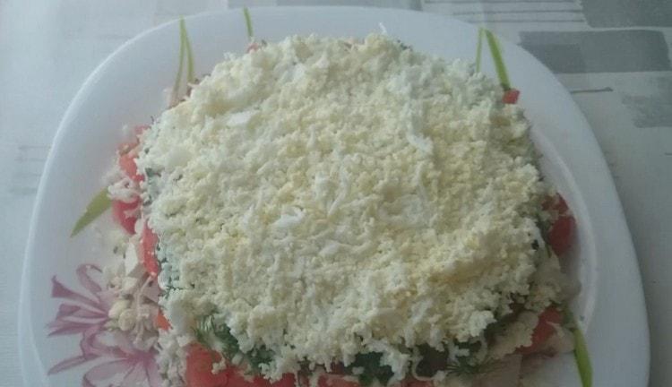 Răciți ouăle fierte și întindeți-le următorul strat al vasului.