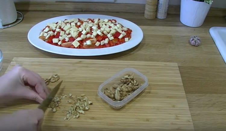 Tritureu les nous amb un ganivet o una batedora.