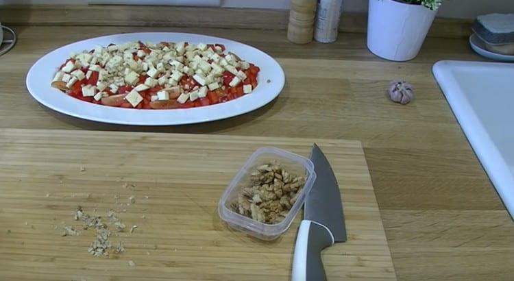 Espolseu una capa de formatge amb nous.