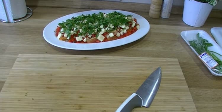 Decoreu l’amanida amb herbes ben picades.