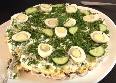 Gătirea unei salate cu pui afumat și ciuperci conform rețetei cu fotografii pas cu pas.