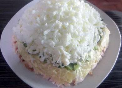 Pregătim o salată delicioasă și frumoasă, cu pui afumat și castravete proaspăt, conform unei rețete pas cu pas cu o fotografie.