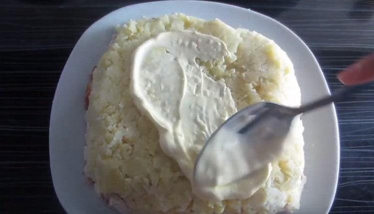 След това изложете слой картофи и също го намажете със сос.