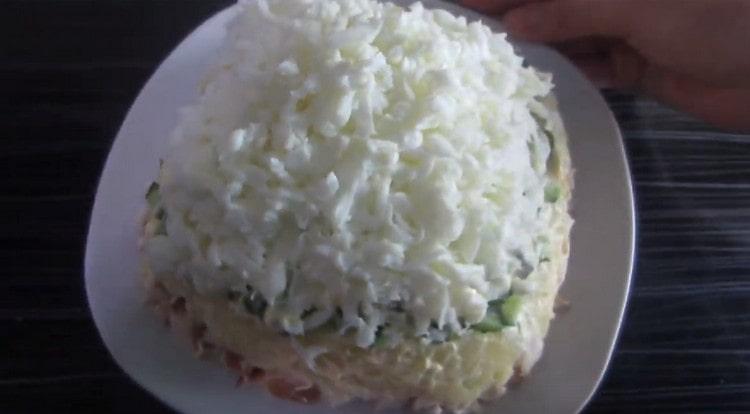 Настърганите катерички се разпределят отгоре на салатата.