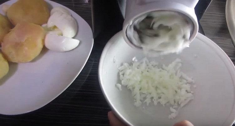 На едро ренде три катерици варени пилешки яйца.