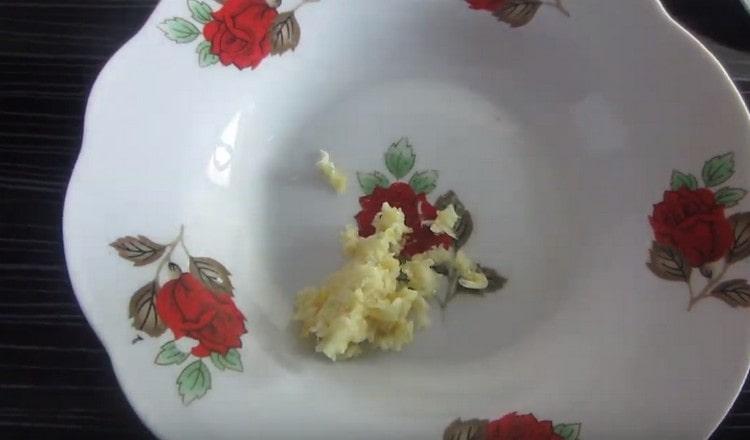 Натрийте чесъна на ситно ренде.