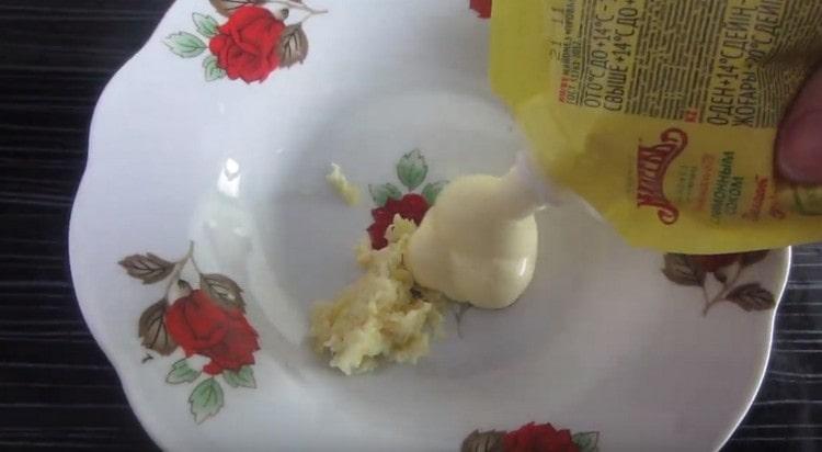 Добавете майонезата към чесъна и разбъркайте.