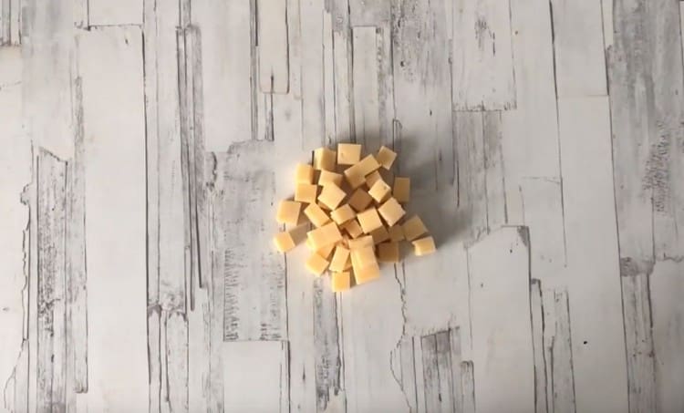 Твърдо сирене, нарязано на кубчета.